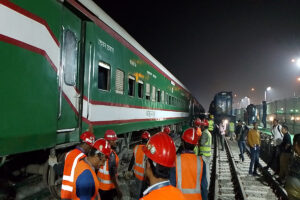 পাঁচ ঘণ্টা পর স্বাভাবিক হলো ঢাকার স‌ঙ্গে উত্তরব‌ঙ্গের রেল‌ যোগাযোগ